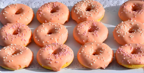 Donuts Mit Erdbeeren Bedeckt Und Mit Schokolade Gefüllt — Stockfoto