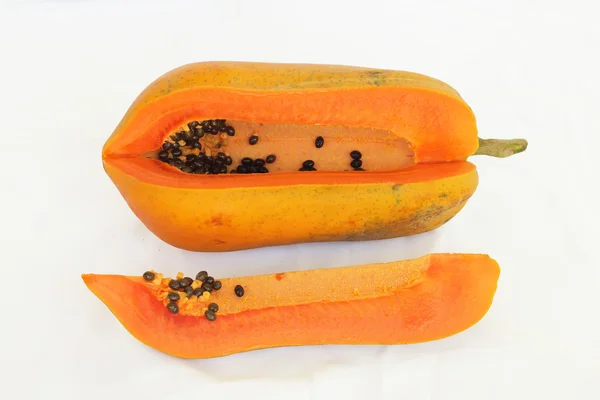 Papaia cortado isolado e cortado em pedaços — Fotografia de Stock