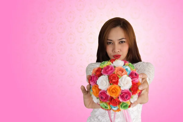 Mujer feliz en el amor rosa — Foto de Stock