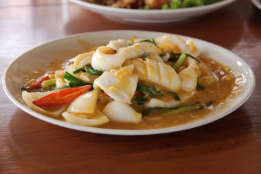 Kızarmış kalamar tuzlu yumurta 2 ile karıştırın