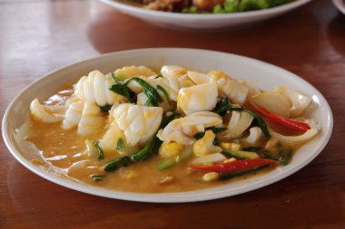 Kızarmış kalamar tuzlu yumurta 1 ile karıştırın