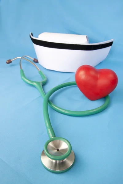 Estetoscopio y sombrero de enfermera y corazón — Foto de Stock
