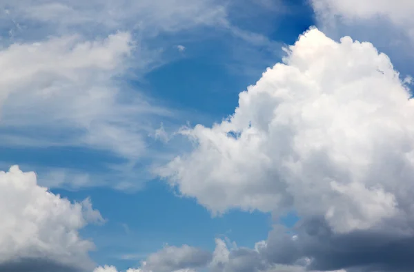 美丽宁静的长空，白雨云 — 图库照片