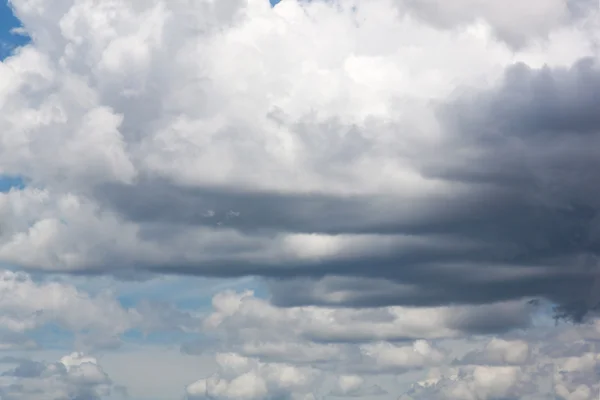 De rustige hemel schoonheid met witte regenwolken — Stockfoto