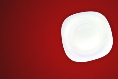 kırmızı zemin üzerine beyaz tabak.