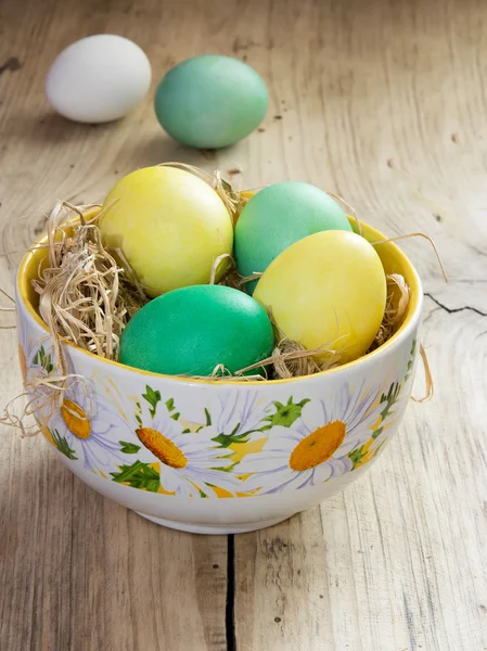 Colorful  easter eggs in bowl nets. — Stock Photo, Image