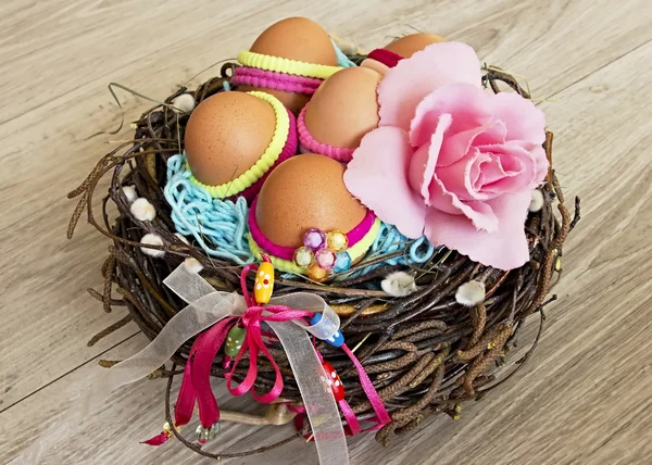 Pasen eggsin nest. — Stockfoto