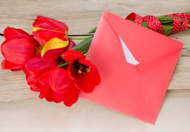 kırmızı lale buketi beyaz kağıt kartı & zarfın üzerine ahşap ile ta