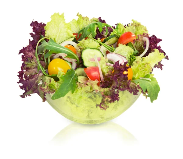 Insalata di verdure in ciotola di vetro.isolato . — Foto Stock