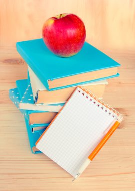 yığın kitap, apple, boş space.concept arka plan notu.