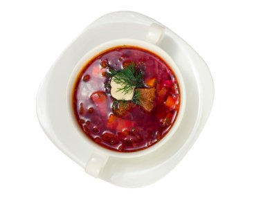 Borsch beyaz plaka üzerinde beyaz izole. Pancar çorbası portre.