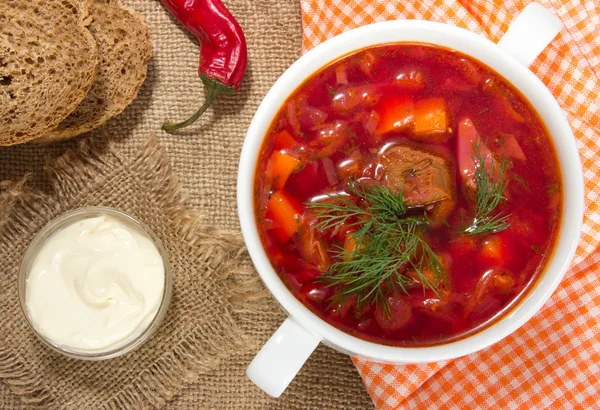 Borsch em tigela branca. Beterraba vermelha sopa tradicional . — Fotografia de Stock