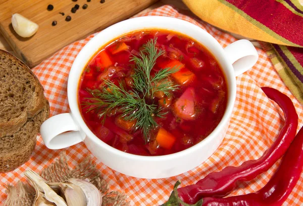 Borsch in white bowl. Red beetroot ukrainianl soup closeup. — Stock Photo, Image