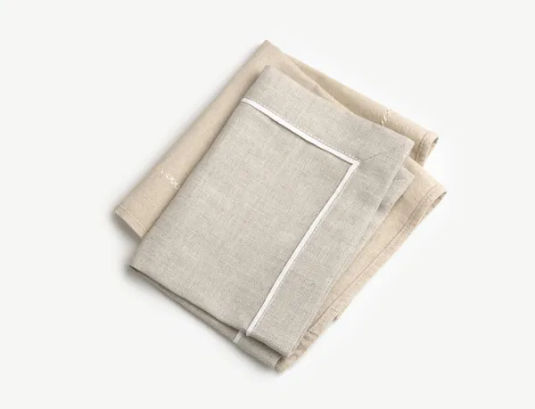 折り畳まれたキッチンクロストップビュー ベージュのバラップタオル 食器類 — ストック写真