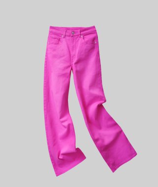 Fuchsia renkli kot Gtey 'de izole edilmiş. Pembe kadınlar moda pantolonları, modaya uygun kıyafetler..