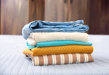 Elbise yığını. Pamuk kumaş yığını. Katlanmış giysiler. Yakın çekim. Çamaşır..