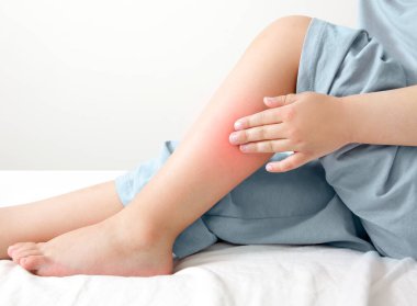 Bacak ağrısı veya baldır kası, kötü durumdaki çocuk, sağlık konsepti. Çocuk yaralanması, travma..