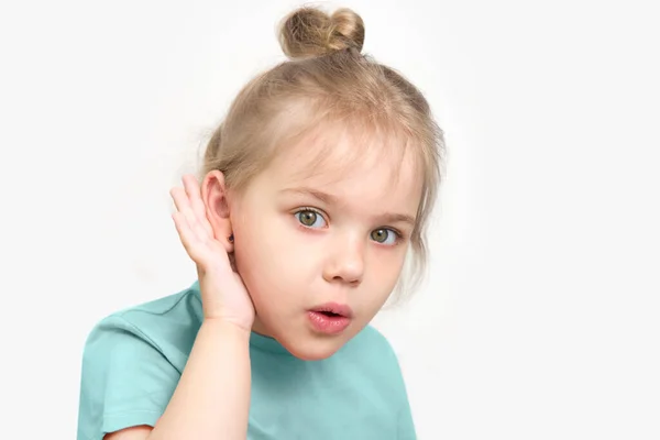 白い背景の空のコピースペースで聴覚障害のある子供 症状や治療の概念 白人の子供の肖像画 — ストック写真