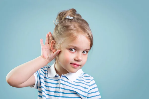 Dziecko Problemami Słuchem Niebieskim Tle Puste Miejsce Kopię Utrata Słuchu — Zdjęcie stockowe