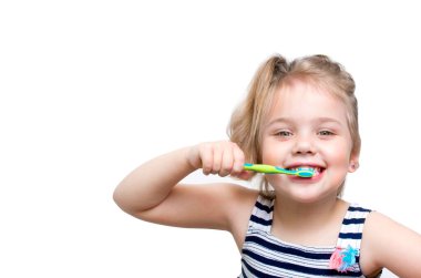 Çocuk diş fırçasıyla dişlerini temizler. Beyaz dişlerini fırçalayan beyaz çocuk. Ağız temizliği kavramı..