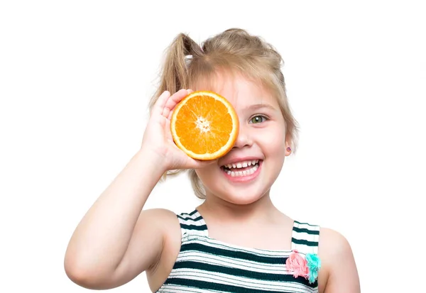 Kind Met Oranje Geïsoleerd Wit Blank Meisje Glimlachend Portret Met — Stockfoto