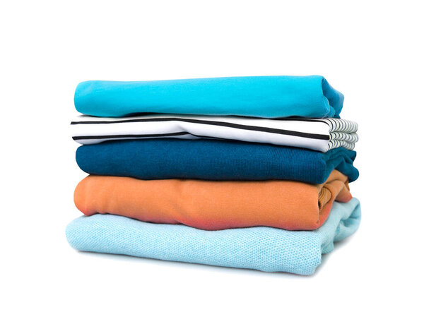 Куча разноцветной одежды изолирована. Куча одежды на столе пустой фон пространства. Стирка и хозяйство.