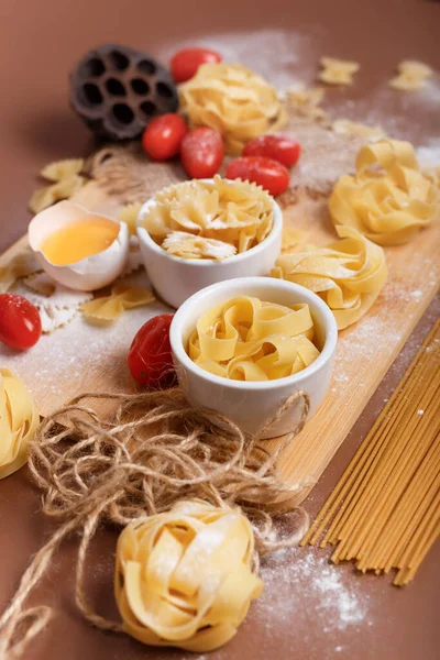 Pasta Comida Italiana Tradicional Espaguetis Fettuccine Farfalle Tomates Cherry Huevo — Foto de Stock