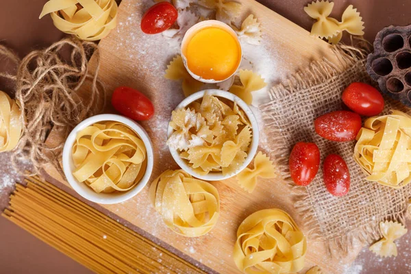 Pasta Cibo Tradizionale Italiano Spaghetti Fettuccine Farfalle Pomodorini Uova Farina — Foto Stock