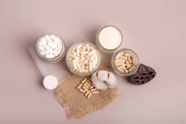Yüksek bağışıklık sistemini desteklemek için gıda takviyeleri ve multivitaminlerin düz bir görünümü vardı. Hastalıklardan korunmak için vitamin. Vitaminlerin ışık nötr zemin üzerindeki üst görüntüsü. İnsanların sağlığını virüslerden ve hastalıklardan korumak için ilaçlar ve ilaçlar.