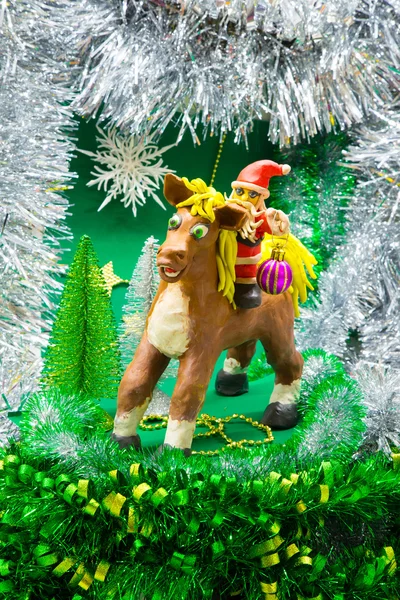 Weihnachtsmann reitet im Jahr des Pferdes — Stockfoto