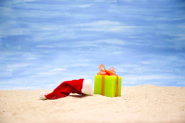 Novoroční dárek v námořním stylu a klobouk santa Claus — Stock fotografie