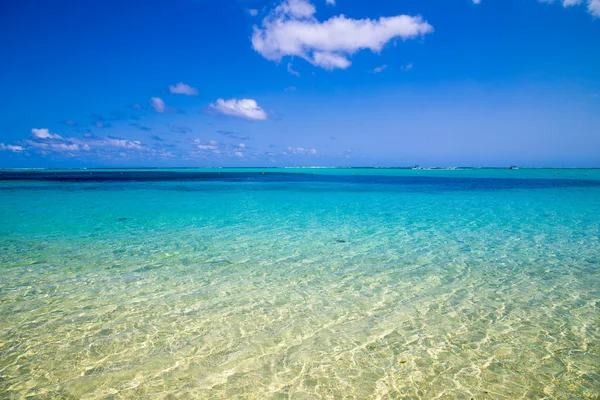 Crystal clear waters of the Indian Ocean — Stock Photo, Image