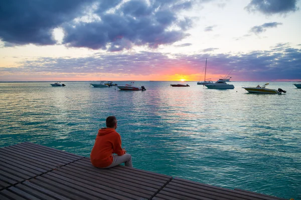 Viaggiatore mare al tramonto guardando lontano nel mare — Foto Stock