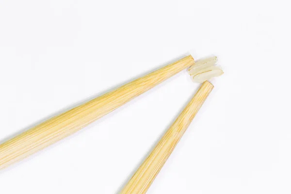 Две деревянные палочки для суши и две порции риса — стоковое фото