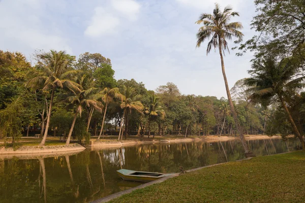 Лодка в тропическом озере в Ханое — стоковое фото