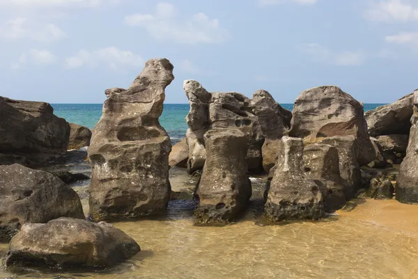 Piedras grandes en el mar —  Fotos de Stock