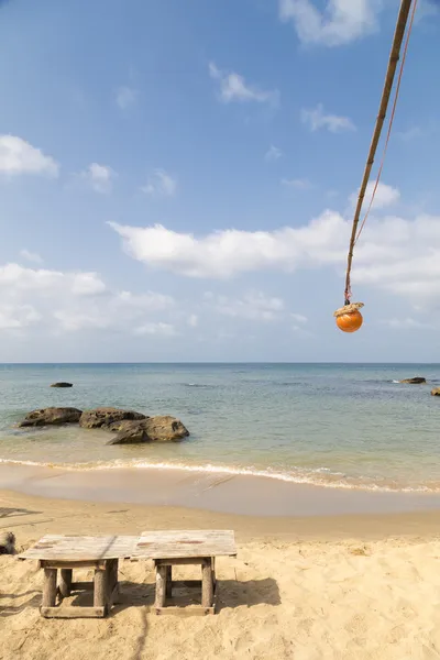 Seascape med pallar och en lykta — Stockfoto