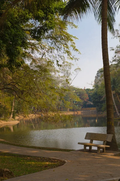 Panchina nel parco cittadino di Hanoi — Foto Stock