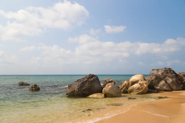 A homokos strandon nagy sziklák — Stock Fotó