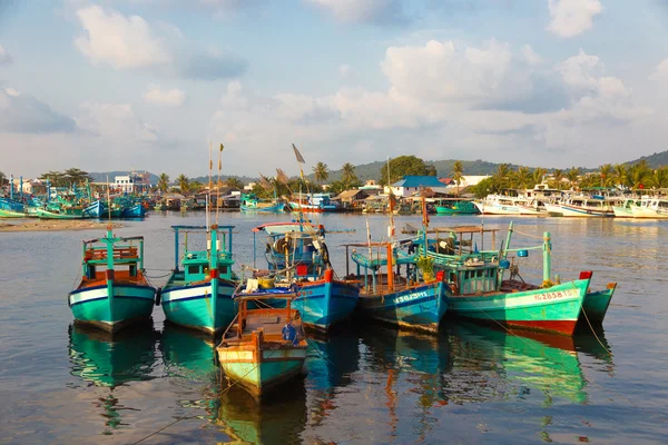 Navios de pesca no porto marítimo de Phu Quoc — Fotografia de Stock