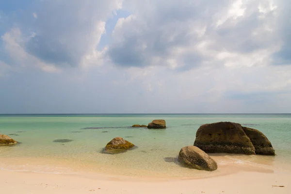 Τυρκουάζ θάλασσα και βράχια, phu quoc vetnam — ストック写真