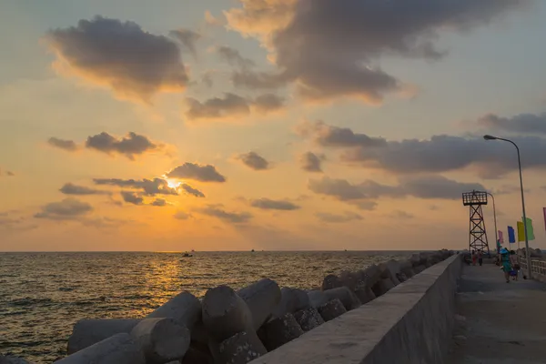 Puesta de sol en el muelle en el puerto de Phu Quoc, Vietnam — Foto de Stock