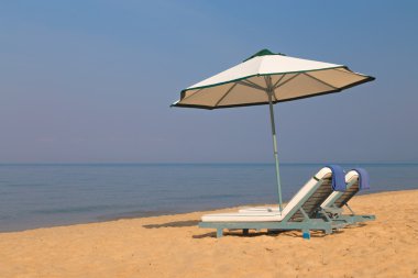 şezlong plaj ve mavi deniz