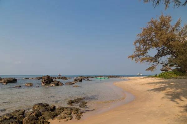 Αμμώδη παραλία και τα βράχια phu quoc, Βιετνάμ — Φωτογραφία Αρχείου