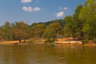 Nehir kıyısındaki sahil