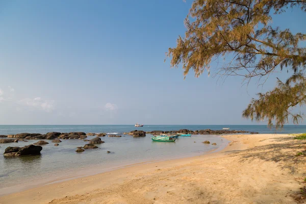 石头和渔船在越南富国岛的海滩上 — 图库照片