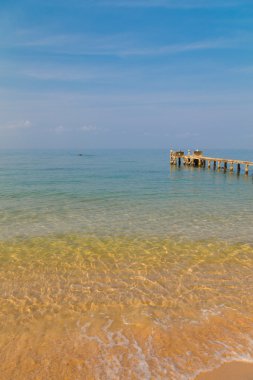 İskele ve açık deniz suyu 