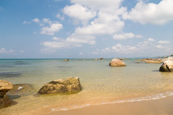 在海滩上的小波浪 — 图库照片