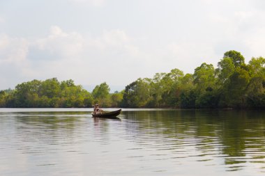 güzel nehirde yüzen kayık