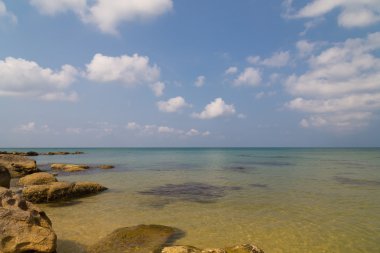 masmavi deniz ve gökyüzü beyaz bulutlar ile 
